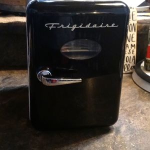 Frigidaire portable Retro 6 mini can cooler